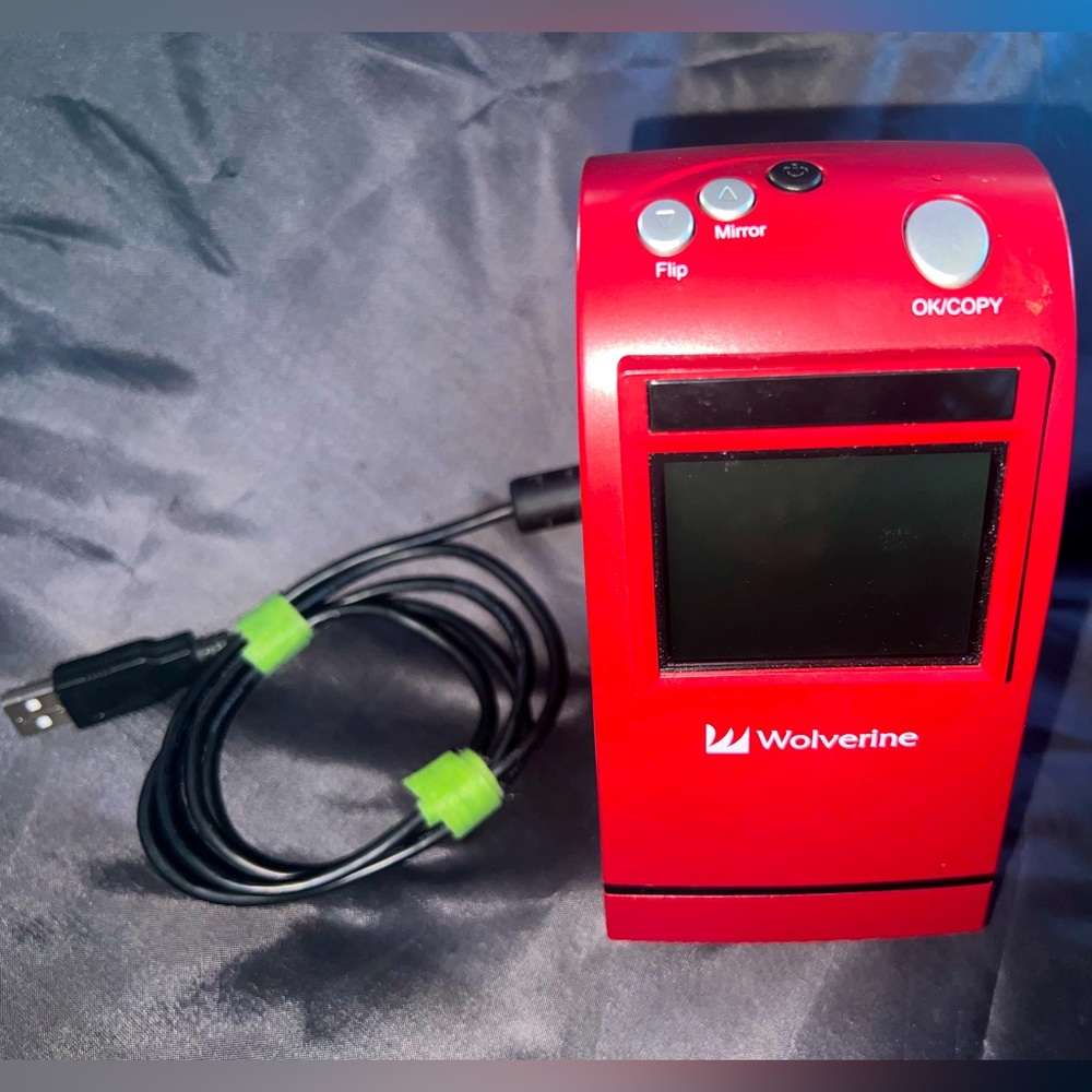Wolverine F2D Saturn Red Digital Film & Slide Scanner / Converter + 4 GB SD Card